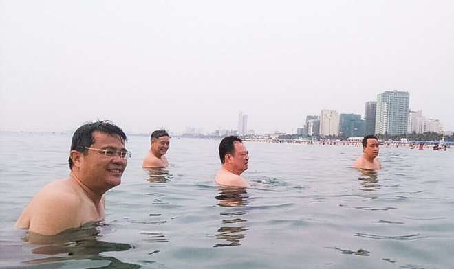 Can bo Da Nang moi nguoi dan tam bien cung hinh anh 1