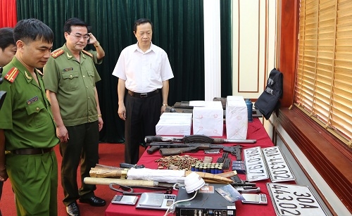 ke-na-dan-vao-canh-sat-bi-bat-voi-5-khu-sung-hang-tram-vien-dan-1