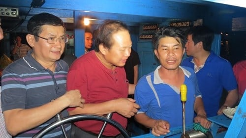 Bộ trưởng và lãnh đạo Quảng Bình xuống cảng bán cá giúp dân - ảnh 1