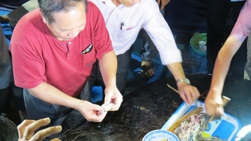 Bộ trưởng và lãnh đạo Quảng Bình xuống cảng bán cá giúp dân - ảnh 4