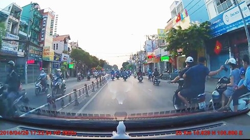 Cảnh cướp giật táo tợn trên đường phố - ảnh 2