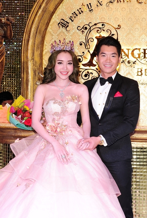 Elly Trần quyến rũ với váy khoe trọn vòng một