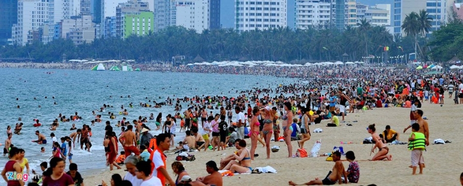 Hàng nghìn du khách đổ về bãi biển Nha Trang hình ảnh 2 Hang nghin du khach do ve bai bien Nha Trang hinh anh 2