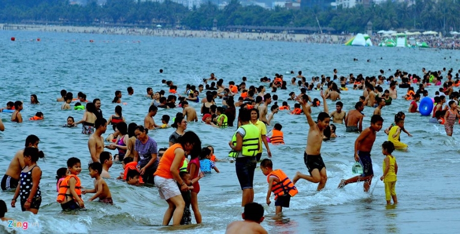 Hàng nghìn du khách đổ về bãi biển Nha Trang hình ảnh 4 Hang nghin du khach do ve bai bien Nha Trang hinh anh 4