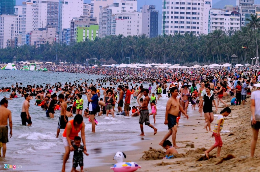 Hàng nghìn du khách đổ về bãi biển Nha Trang hình ảnh 5 Hang nghin du khach do ve bai bien Nha Trang hinh anh 5
