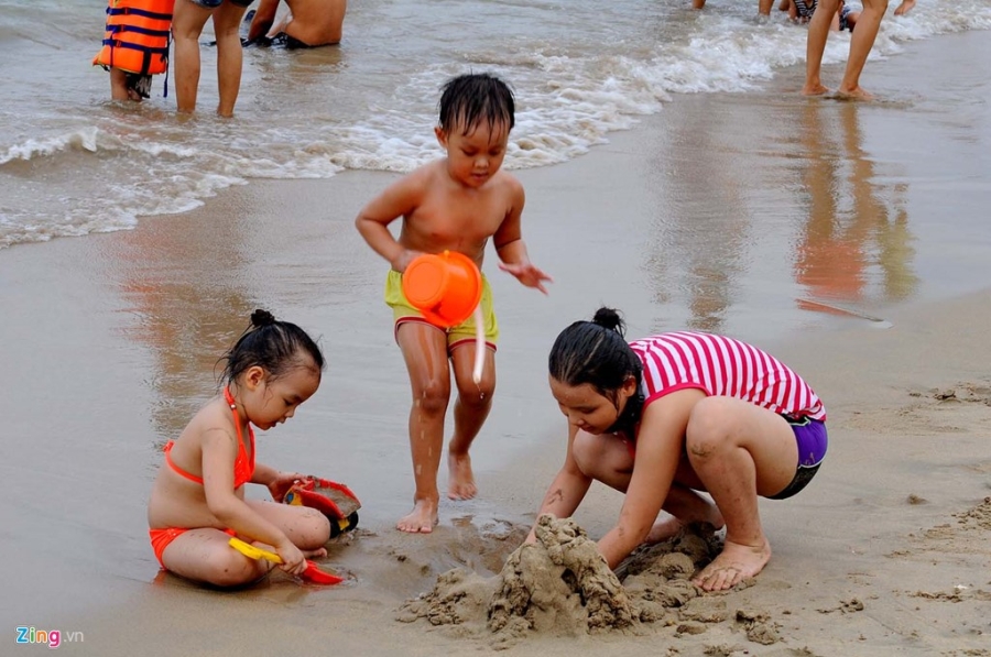 Hàng nghìn du khách đổ về bãi biển Nha Trang hình ảnh 6 Hang nghin du khach do ve bai bien Nha Trang hinh anh 6