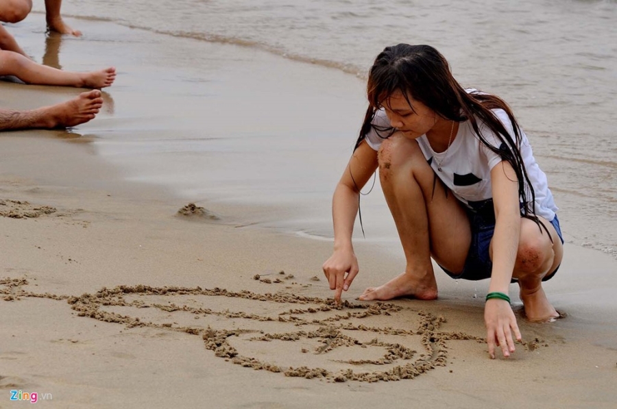 Hàng nghìn du khách đổ về bãi biển Nha Trang hình ảnh 7 Hang nghin du khach do ve bai bien Nha Trang hinh anh 7