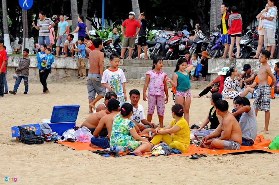 Hàng nghìn du khách đổ về bãi biển Nha Trang hình ảnh 8 Hang nghin du khach do ve bai bien Nha Trang hinh anh 8