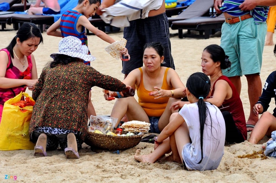 Hàng nghìn du khách đổ về bãi biển Nha Trang hình ảnh 9 Hang nghin du khach do ve bai bien Nha Trang hinh anh 9