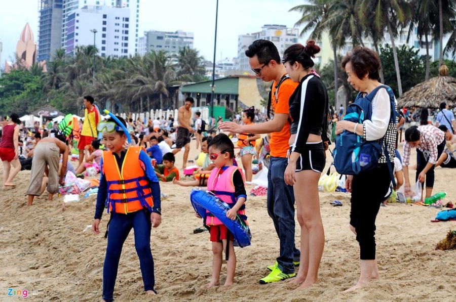 Hàng nghìn du khách đổ về bãi biển Nha Trang hình ảnh 10 Hang nghin du khach do ve bai bien Nha Trang hinh anh 10