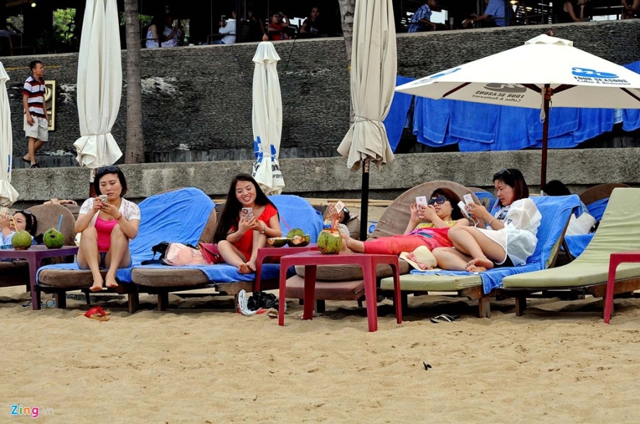 Hàng nghìn du khách đổ về bãi biển Nha Trang hình ảnh 11 Hang nghin du khach do ve bai bien Nha Trang hinh anh 11