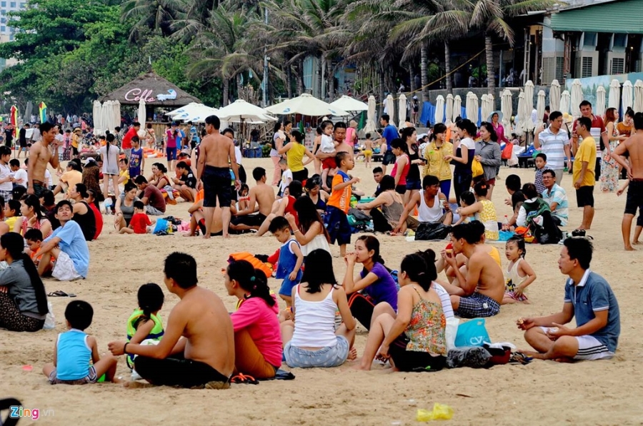 Hàng nghìn du khách đổ về bãi biển Nha Trang hình ảnh 12 Hang nghin du khach do ve bai bien Nha Trang hinh anh 12
