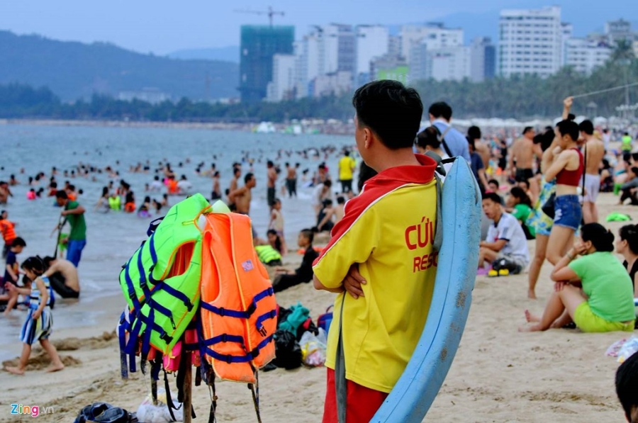 Hàng nghìn du khách đổ về bãi biển Nha Trang hình ảnh 13 Hang nghin du khach do ve bai bien Nha Trang hinh anh 13