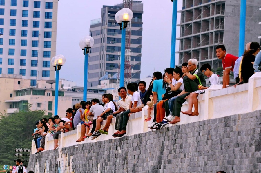 Hàng nghìn du khách đổ về bãi biển Nha Trang hình ảnh 14 Hang nghin du khach do ve bai bien Nha Trang hinh anh 14