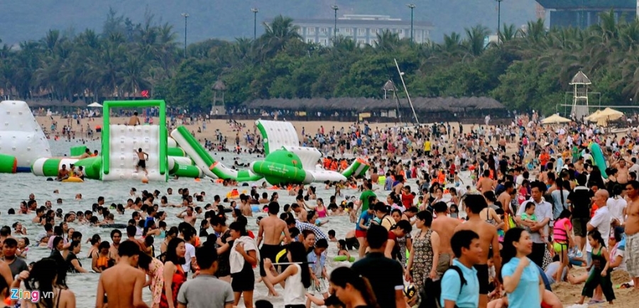Hàng nghìn du khách đổ về bãi biển Nha Trang hình ảnh 15 Hang nghin du khach do ve bai bien Nha Trang hinh anh 15