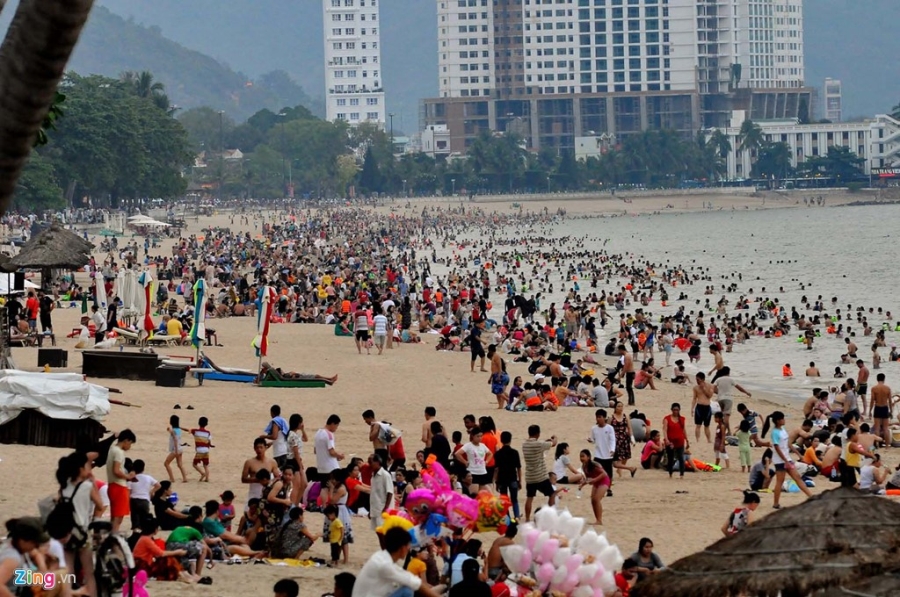 Hàng nghìn du khách đổ về bãi biển Nha Trang hình ảnh 16 Hang nghin du khach do ve bai bien Nha Trang hinh anh 16