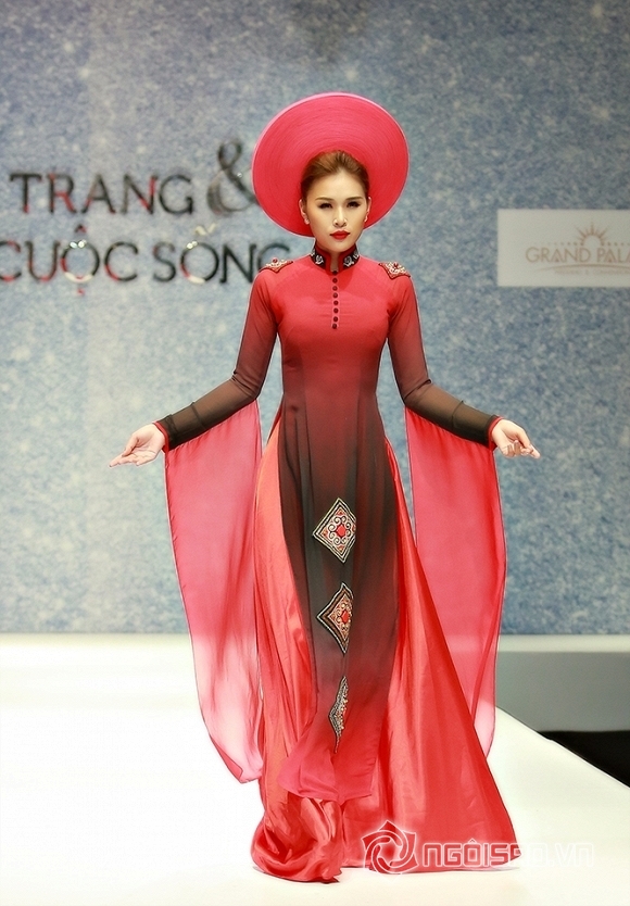 Miss Bikini Kim Yến tự tin diện Áo dài kheo eo thon 3