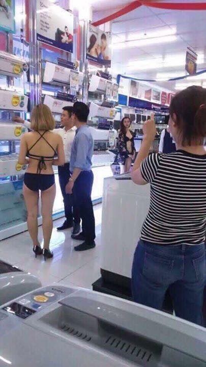  Cô gái mong mọi người có cái nhìn thoáng hơn với nghề PG và đừng lăng mạ nghề nghiệp của cô. 