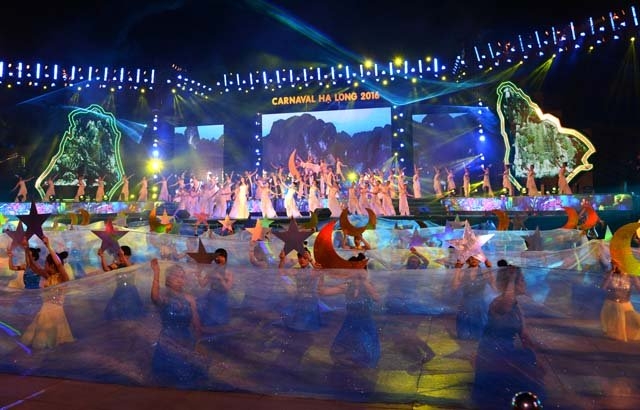 phong vien khon kho tac nghiep tai carnaval ha long 2016 hinh anh 1