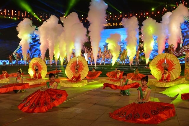 phong vien khon kho tac nghiep tai carnaval ha long 2016 hinh anh 2