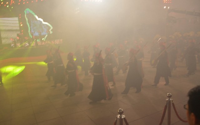 phong vien khon kho tac nghiep tai carnaval ha long 2016 hinh anh 3