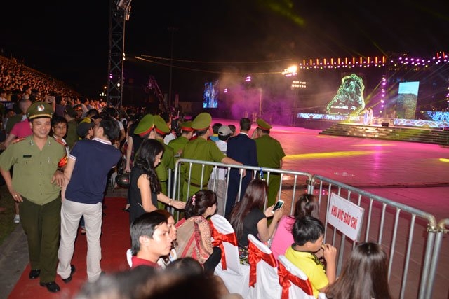 phong vien khon kho tac nghiep tai carnaval ha long 2016 hinh anh 5