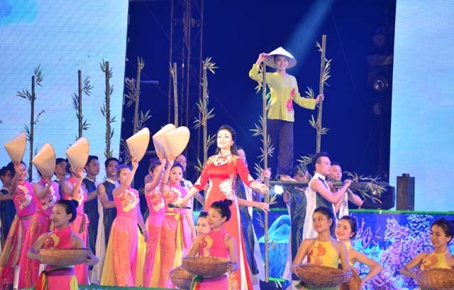 phong vien khon kho tac nghiep tai carnaval ha long 2016 hinh anh 9