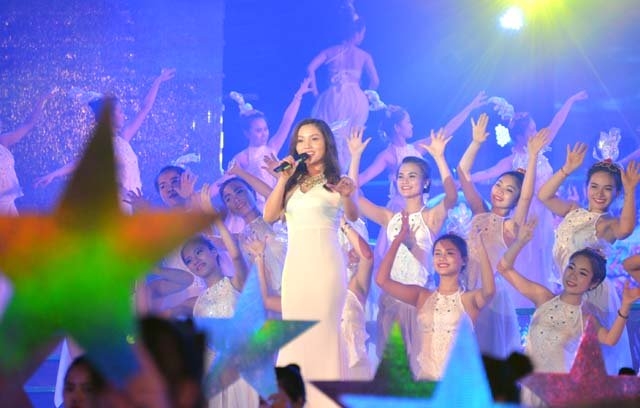 phong vien khon kho tac nghiep tai carnaval ha long 2016 hinh anh 10
