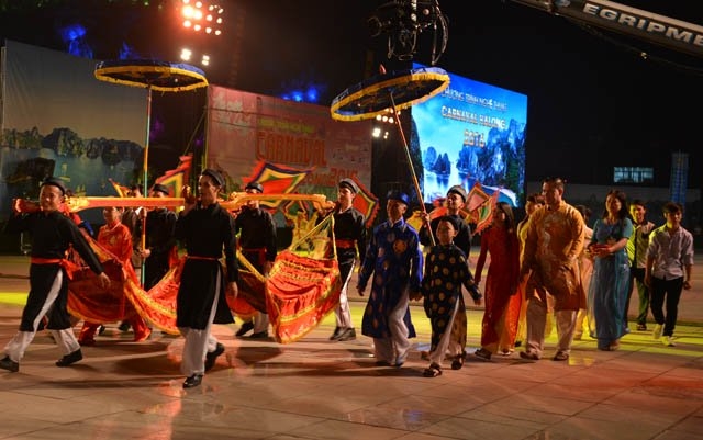 phong vien khon kho tac nghiep tai carnaval ha long 2016 hinh anh 11