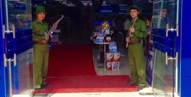 Sau vụ PG mặc bikini, Trần Anh lại gây chú ý với hình ảnh đôi nam nữ cầm súng đón khách