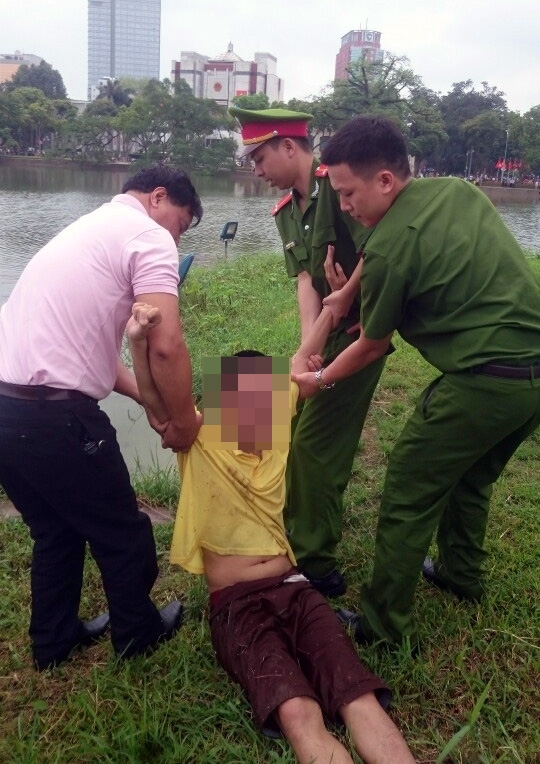  Nam thanh niên hùng hục bơi ra Tháp Rùa, luôn miệng lảm nhảm, hò hét. 