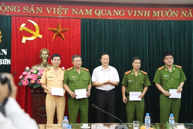 Ông Phạm Ngọc Thưởng (đứng giữa) – Chủ tịch UBND tỉnh Lạng Sơn đã đến thăm, biểu dương, chúc mừng chiến công thành tích của Công an tỉnh Lạng Sơn