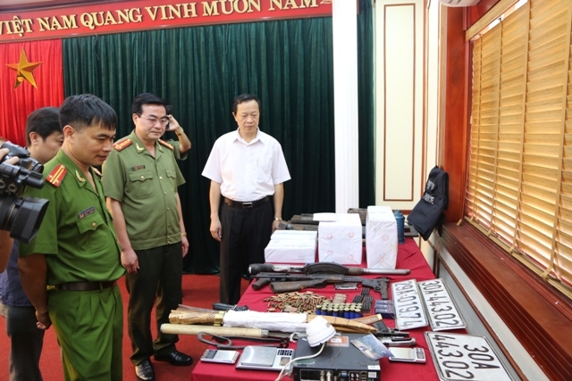 Ông Phạm Ngọc Thưởng – Chủ tịch UBND tỉnh Lạng Sơn kiểm tra tang vật bị thu giữ