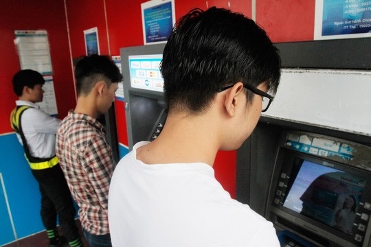 Hang chuc trieu the ATM phai chuyen doi hinh anh 1