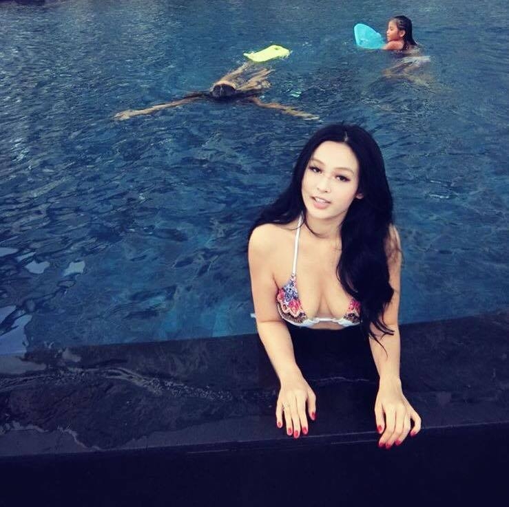  Điều đáng nói là vẻ bề ngoài của cô thay đổi khá nhiều, dường như chẳng còn liên quan gì tới cô hotgirl đáng yêu ngày nào. 