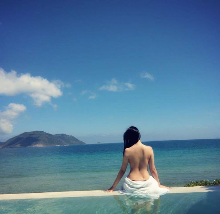  Cũng vì tung ảnh đi chơi nhiều quá nên cô bị hiểu lầm là không chăm sóc con cái. 