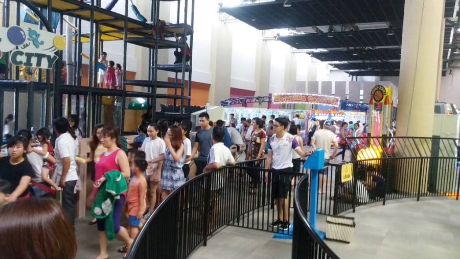 Các khu vui chơi trong nhà nhộn nhịp người