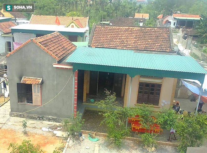  Ngôi nhà dưới (bìa trái), nơi vợ chồng ông Ngữ nằm ngủ được xác định là nơi bắt nguồn đám cháy. 