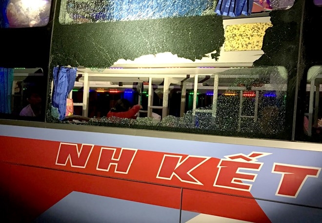 Xe khach bi nem vo kinh, hang chuc nguoi hoang loan hinh anh 2