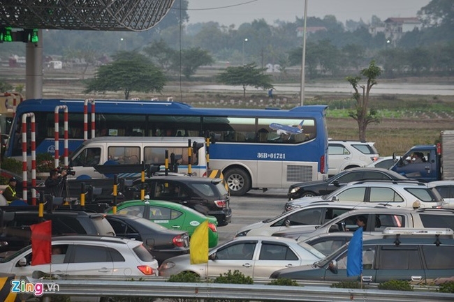 Yêu cầu ngừng thu phí cao tốc khi xảy ra ùn tắc hơn 1 km - Ảnh 1.