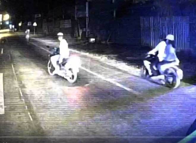 Camera hanh trinh ghi hinh anh thanh nien nem da xe khach hinh anh 1