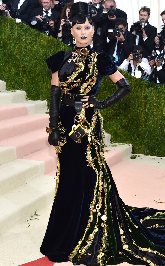 Em gái Kim Kardashian gần như nude trên thảm đỏ Met Gala 2016