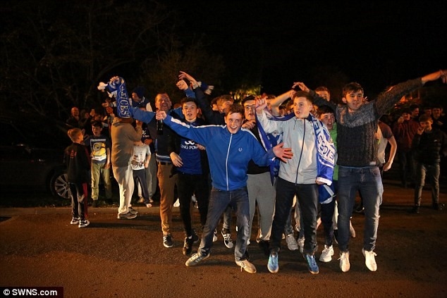 Fan Leicester trang dem an mung chien thang hinh anh 11