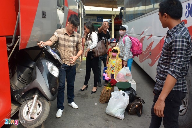 Linh kinh qua cap tro lai thanh pho sau nghi le hinh anh 5
