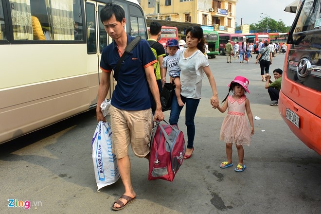 Linh kinh qua cap tro lai thanh pho sau nghi le hinh anh 6