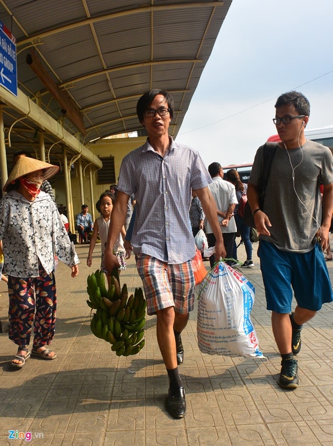 Linh kinh qua cap tro lai thanh pho sau nghi le hinh anh 11