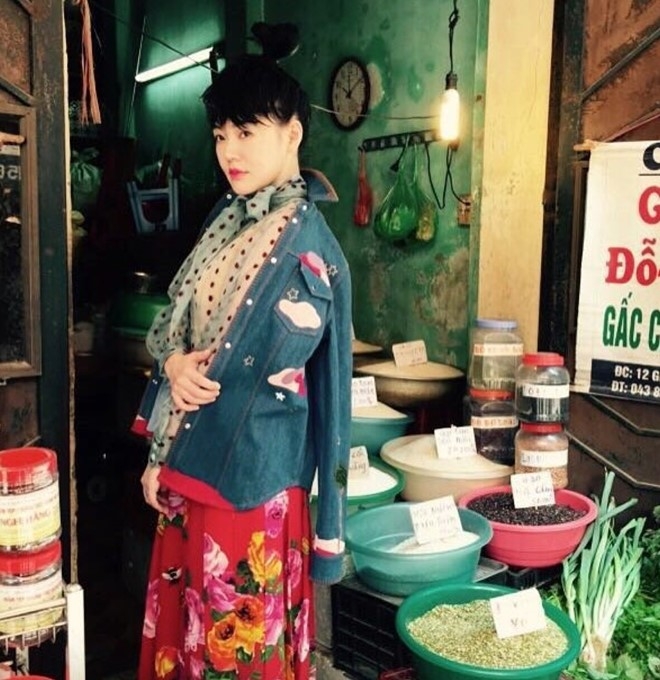 MC Dai Loan Tieu S dep la tren pho co Ha Noi hinh anh 1