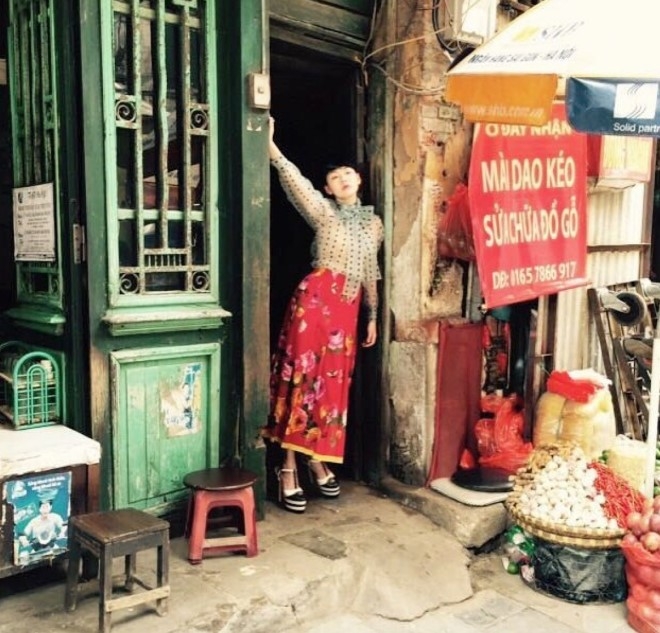 MC Dai Loan Tieu S dep la tren pho co Ha Noi hinh anh 2