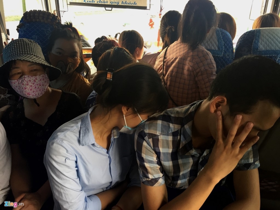 Nhoi nhet 93 hanh khach tren xe 29 cho ngoi hinh anh 6