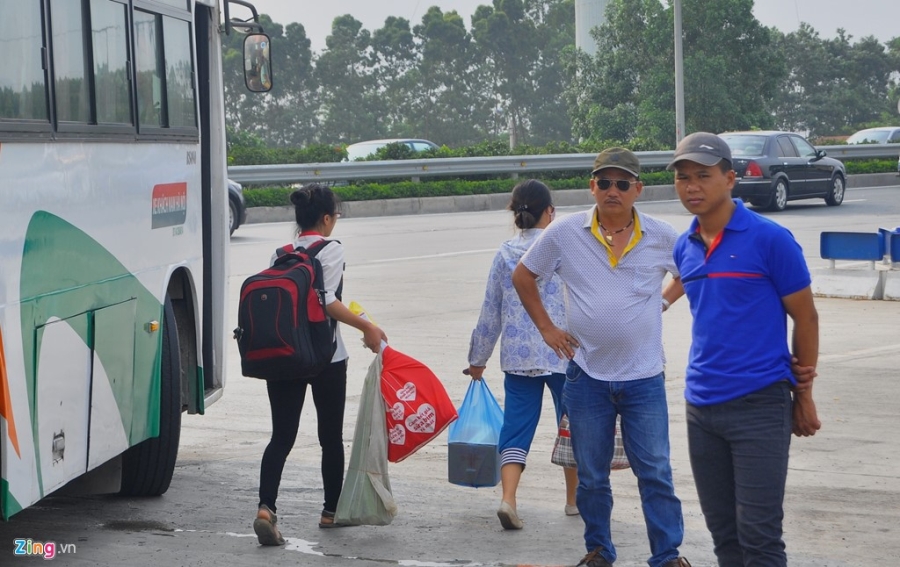 Nhoi nhet 93 hanh khach tren xe 29 cho ngoi hinh anh 9